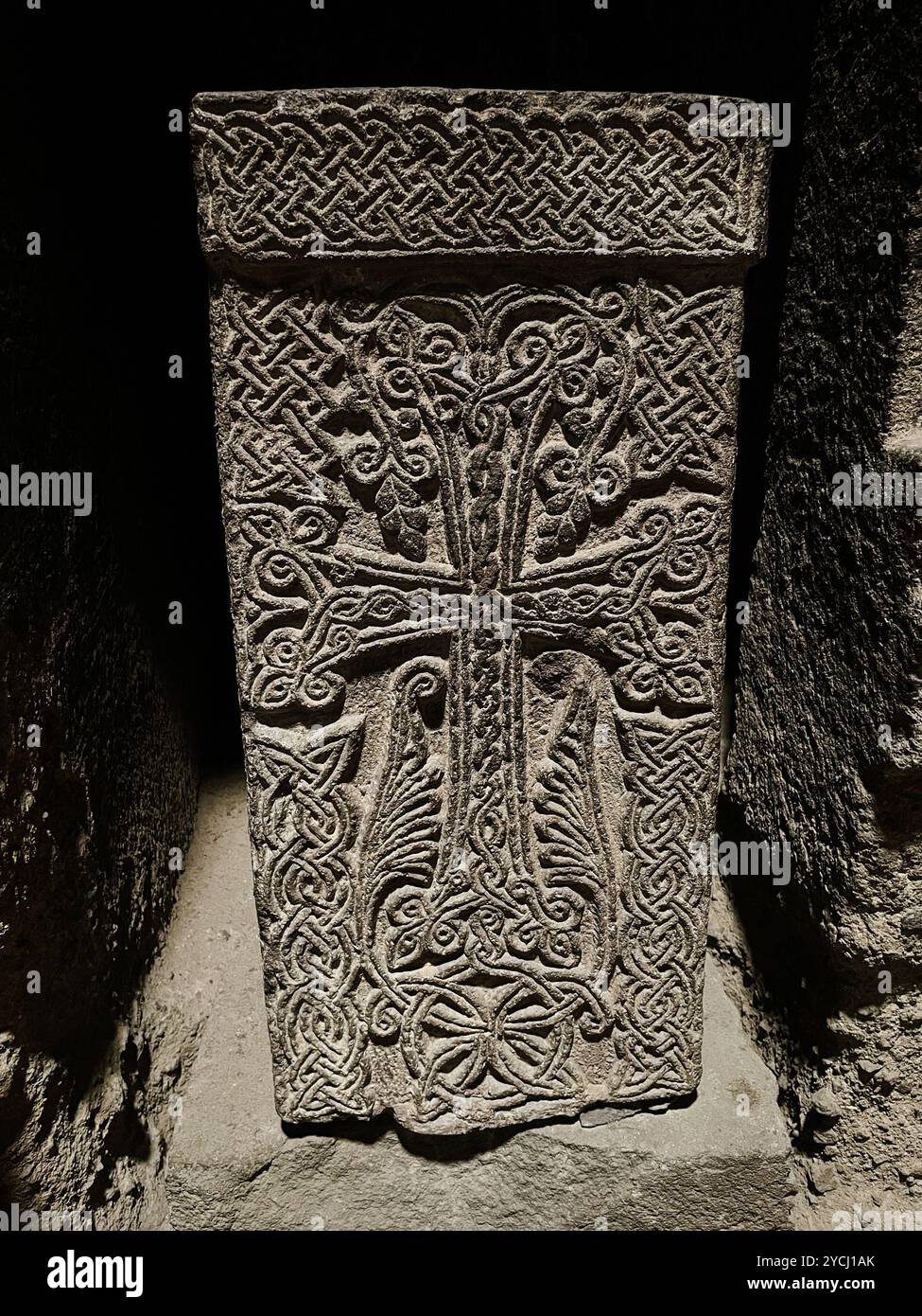 Pietra a croce, monastero di Geghard, Repubblica di Armenia. Foto Stock