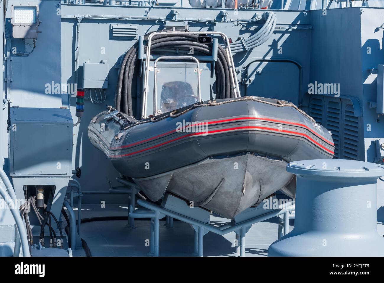 sfondo marittimo, imbarcazione gonfiabile rigida a bordo della nave Foto Stock sfondo marittimo, imbarcazione gonfiabile rigida a bordo della nave Foto Stock