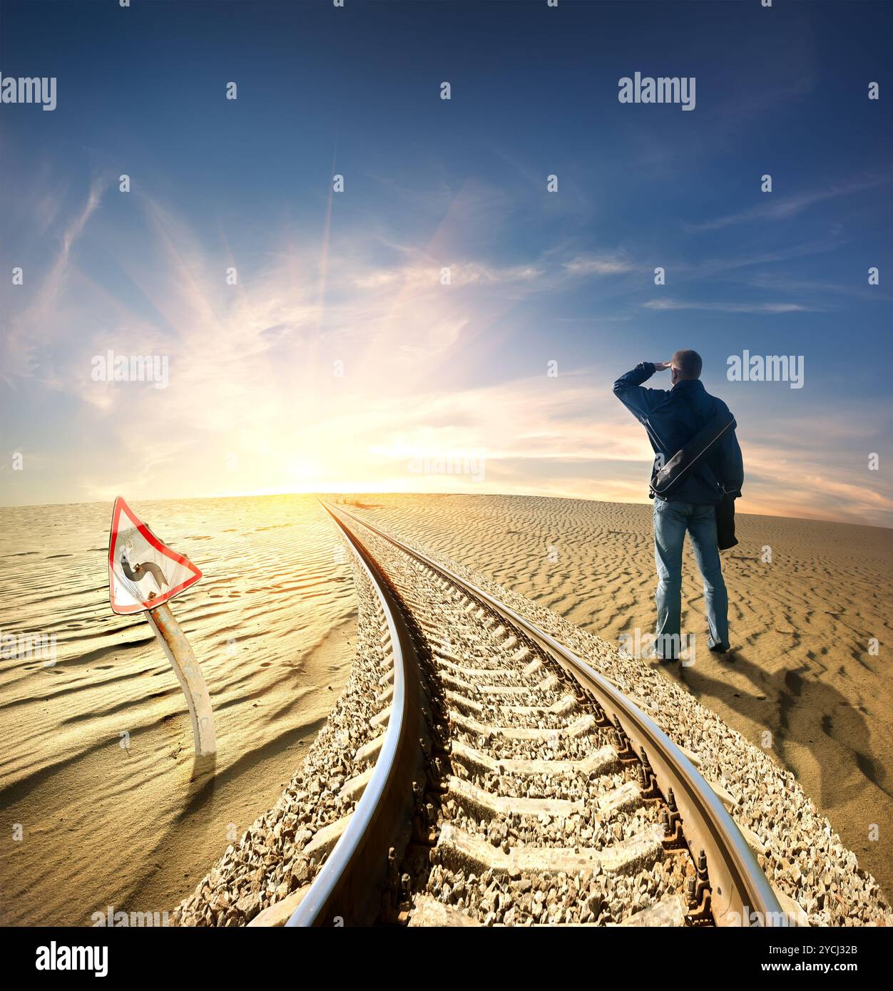 L uomo e la linea ferroviaria nel deserto Foto Stock