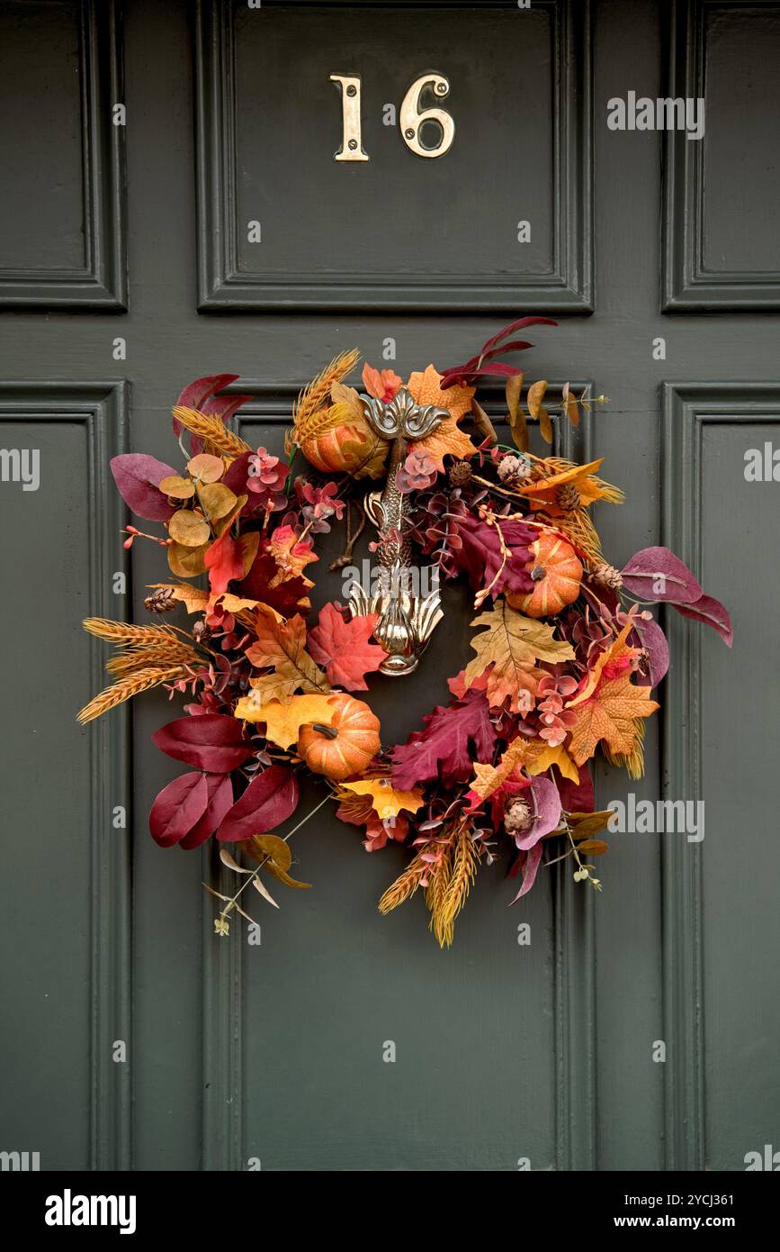 La corona autunnale o di Halloween è sulla porta della città nuova di Edimburgo. Foto Stock
