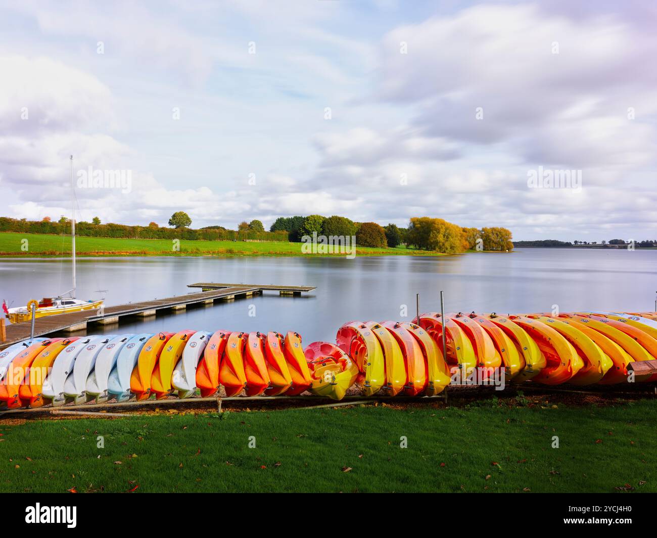 Una linea di kayak aperti è stata preparata per l'inverno sulla riva del lago Rutland Water, in Inghilterra. Foto Stock
