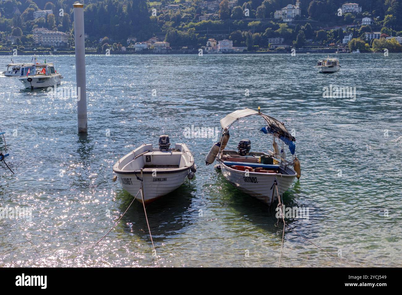 Stresa, Italia - 5 ottobre 2024: Barche da pesca ormeggiate vicino alla riva dell'Isola dei pescatori. Foto Stock