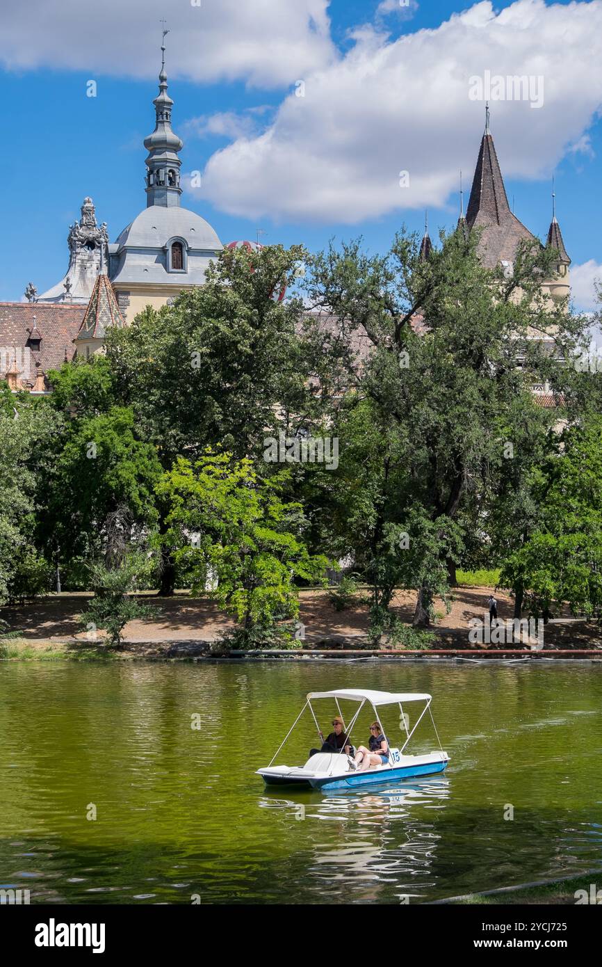 Lago e castello nel parco della città, Budapest, Ungheria Foto Stock