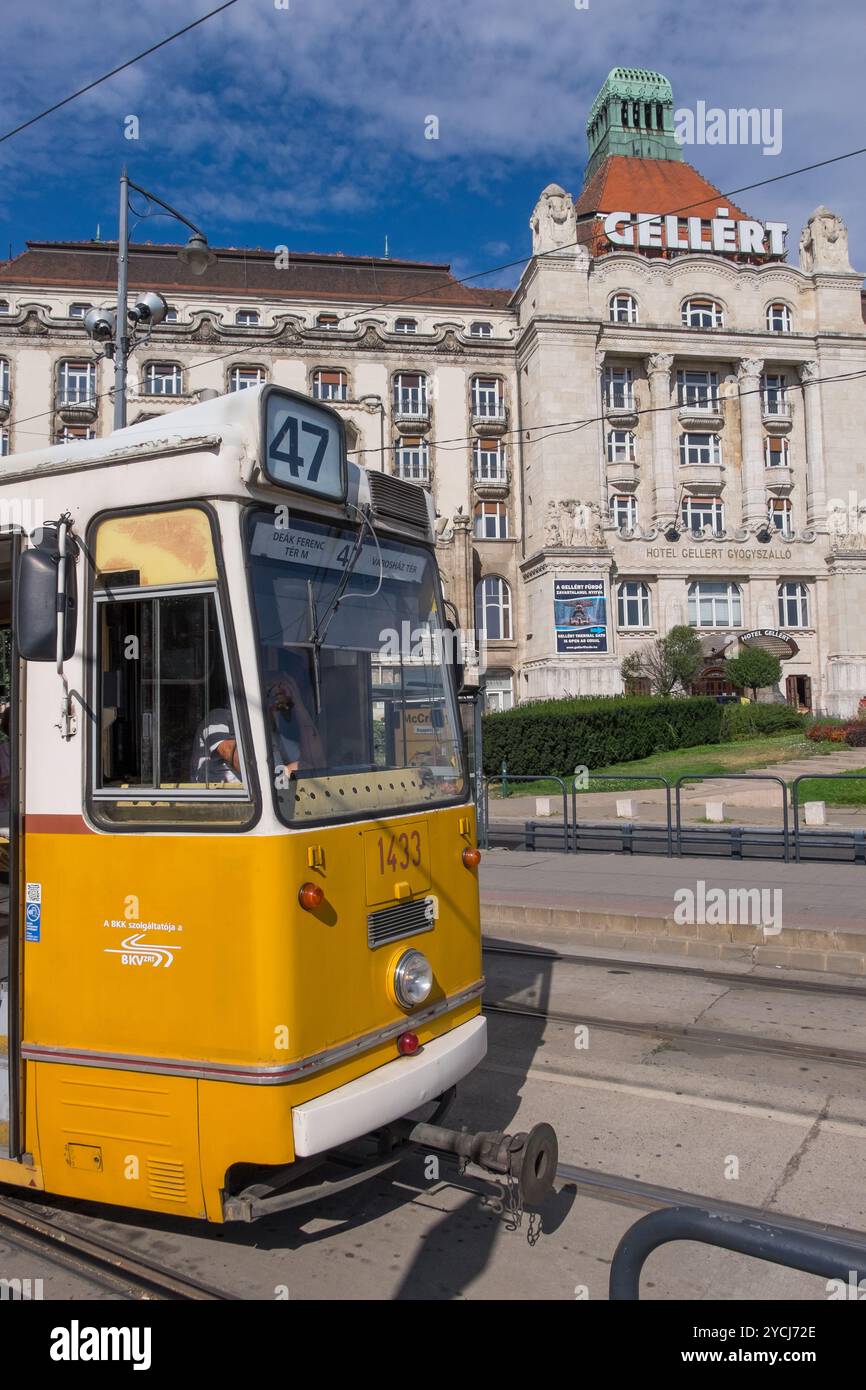 Tram e Gellért Hotel and Spa a Budapest, Ungheria Foto Stock