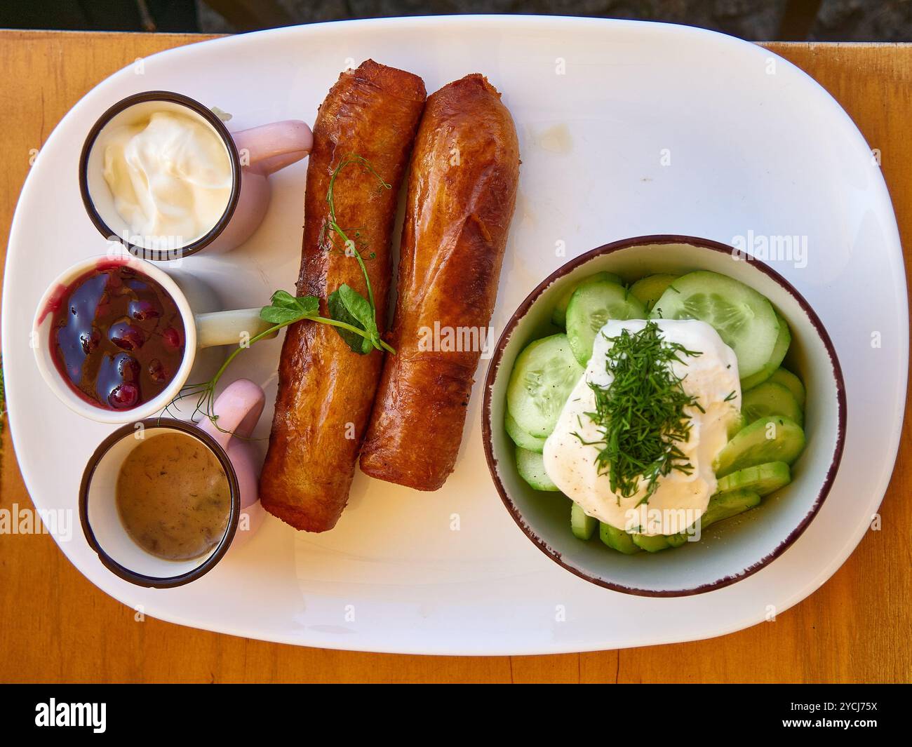 salsiccia di sottaceti di patate con panna acida e cetriolo sottaceto Foto Stock