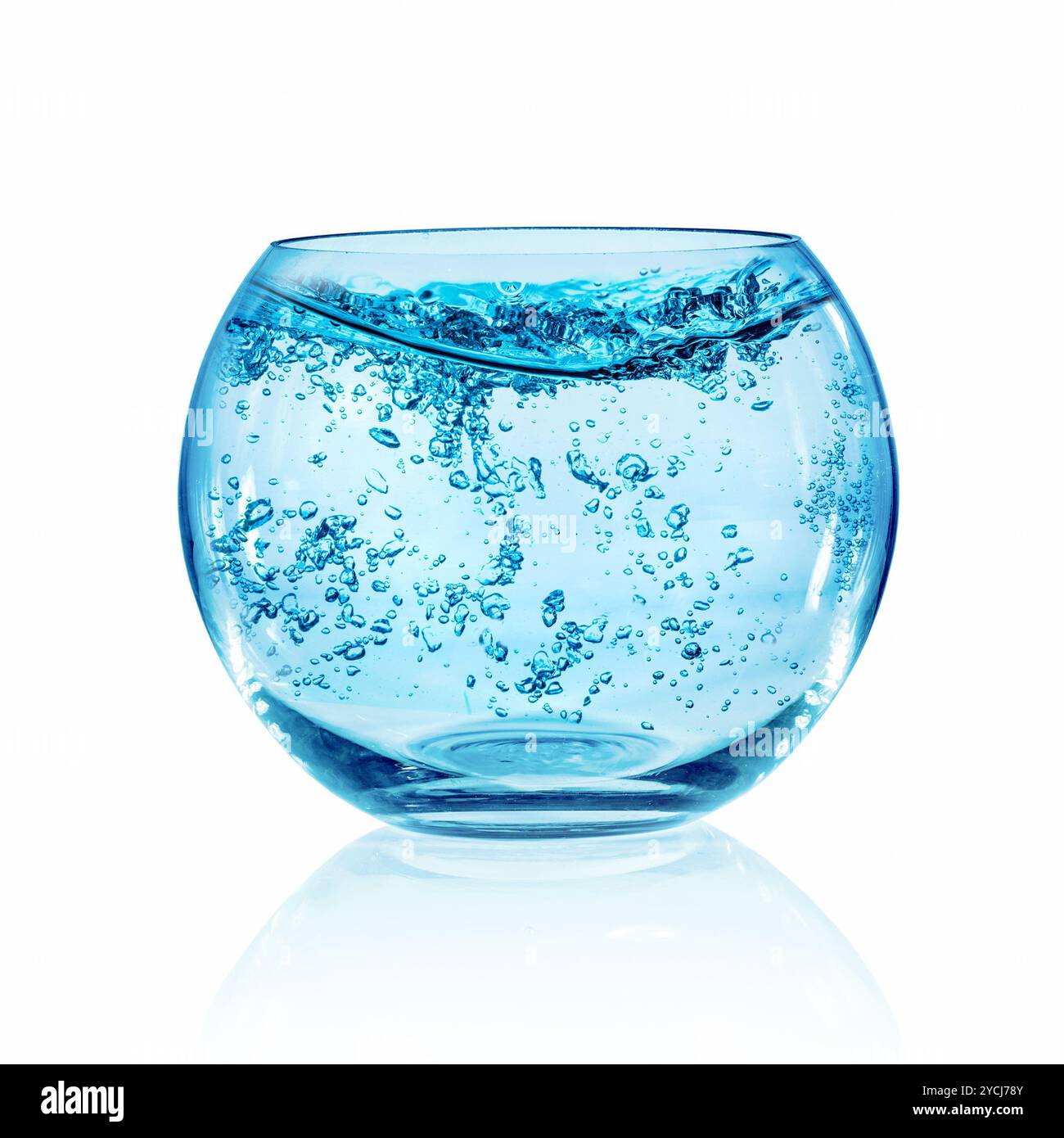 Recipiente per il pesce su sfondo bianco Foto Stock