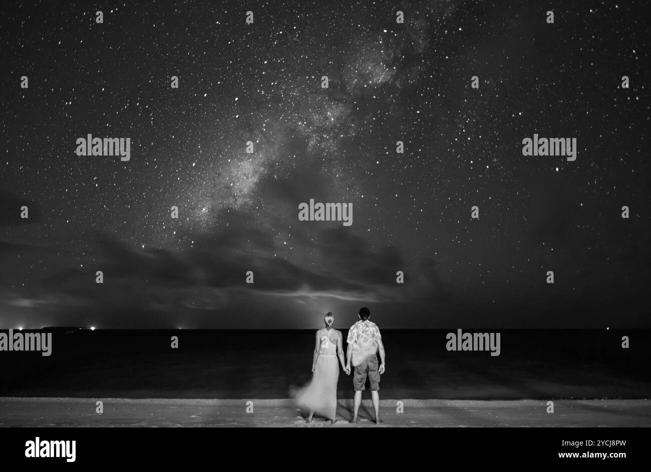 Gente che guarda le stelle, Milkyway su Faarufushi, Maldive Foto Stock