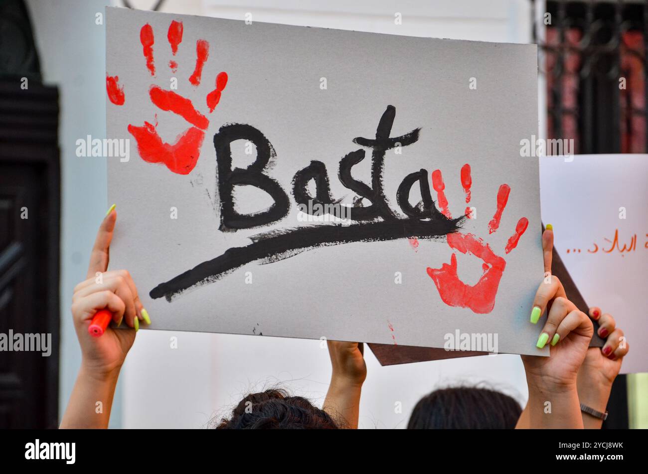 Tunisi, Tunisia. 13 agosto 2024. Le donne scendono in piazza a Tunisi alzando striscioni e gridando slogan contro la repressione politica in occasione della giornata nazionale della donna. La manifestazione è stata organizzata da gruppi femministi indipendenti tunisini per chiedere il rilascio immediato di tutte le donne imprigionate per le loro attività nella sfera pubblica. La Tunisia celebra la giornata nazionale della donna ogni anno il 13 agosto Foto Stock