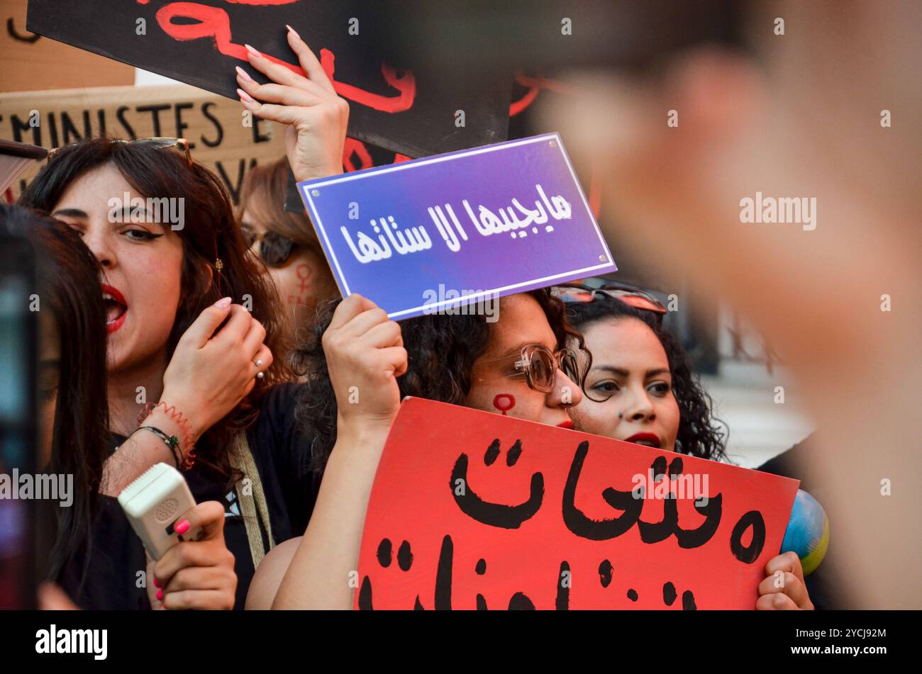 Tunisi, Tunisia. 13 agosto 2024. Le donne scendono in piazza a Tunisi alzando striscioni e gridando slogan contro la repressione politica in occasione della giornata nazionale della donna. La manifestazione è stata organizzata da gruppi femministi indipendenti tunisini per chiedere il rilascio immediato di tutte le donne imprigionate per le loro attività nella sfera pubblica. La Tunisia celebra la giornata nazionale della donna ogni anno il 13 agosto Foto Stock