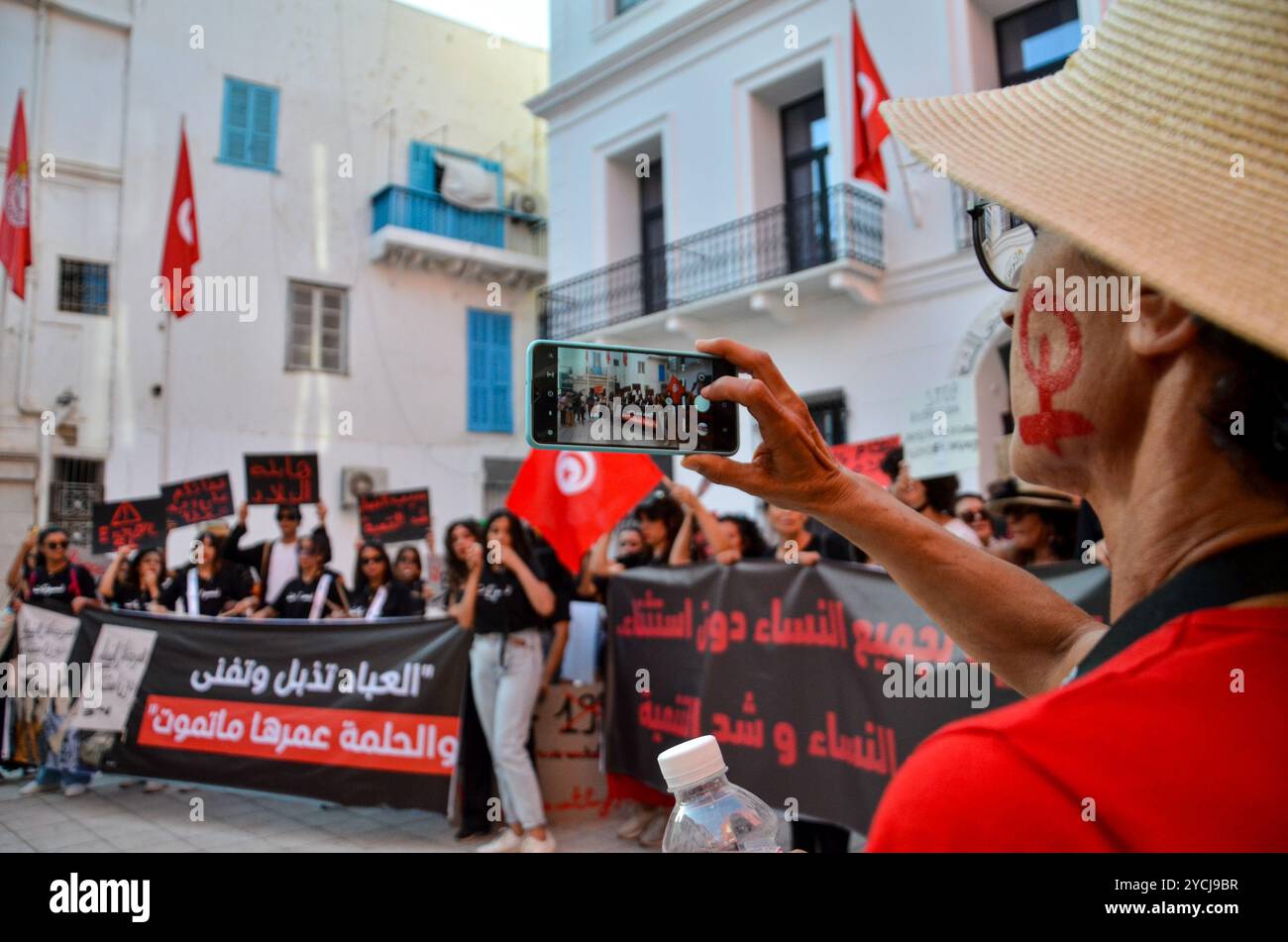 Tunisi, Tunisia. 13 agosto 2024. Le donne scendono in piazza a Tunisi alzando striscioni e gridando slogan contro la repressione politica in occasione della giornata nazionale della donna. La manifestazione è stata organizzata da gruppi femministi indipendenti tunisini per chiedere il rilascio immediato di tutte le donne imprigionate per le loro attività nella sfera pubblica. La Tunisia celebra la giornata nazionale della donna ogni anno il 13 agosto Foto Stock