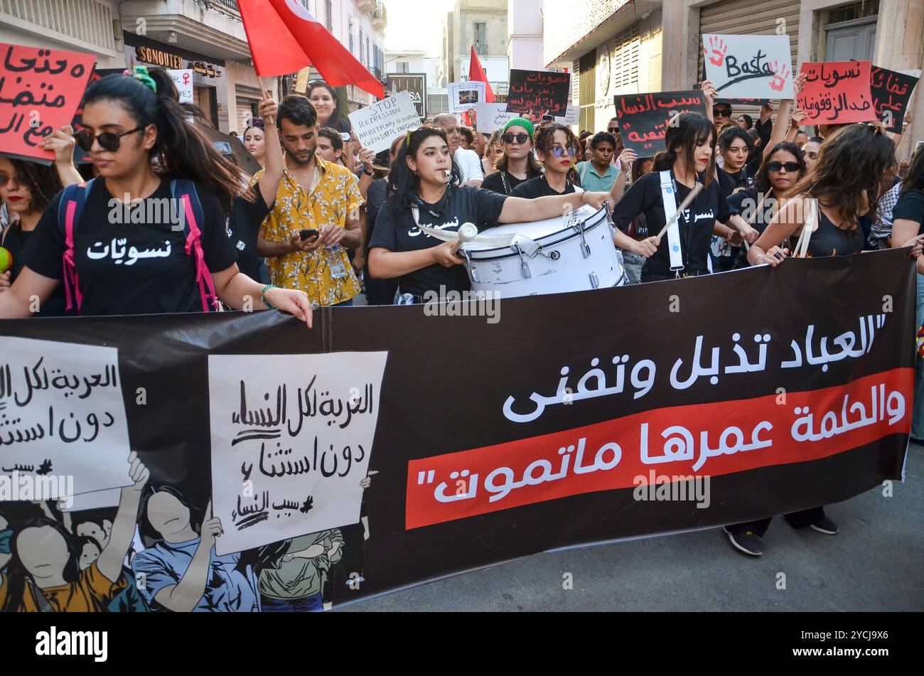 Tunisi, Tunisia. 13 agosto 2024. Le donne scendono in piazza a Tunisi alzando striscioni e gridando slogan contro la repressione politica in occasione della giornata nazionale della donna. La manifestazione è stata organizzata da gruppi femministi indipendenti tunisini per chiedere il rilascio immediato di tutte le donne imprigionate per le loro attività nella sfera pubblica. La Tunisia celebra la giornata nazionale della donna ogni anno il 13 agosto Foto Stock