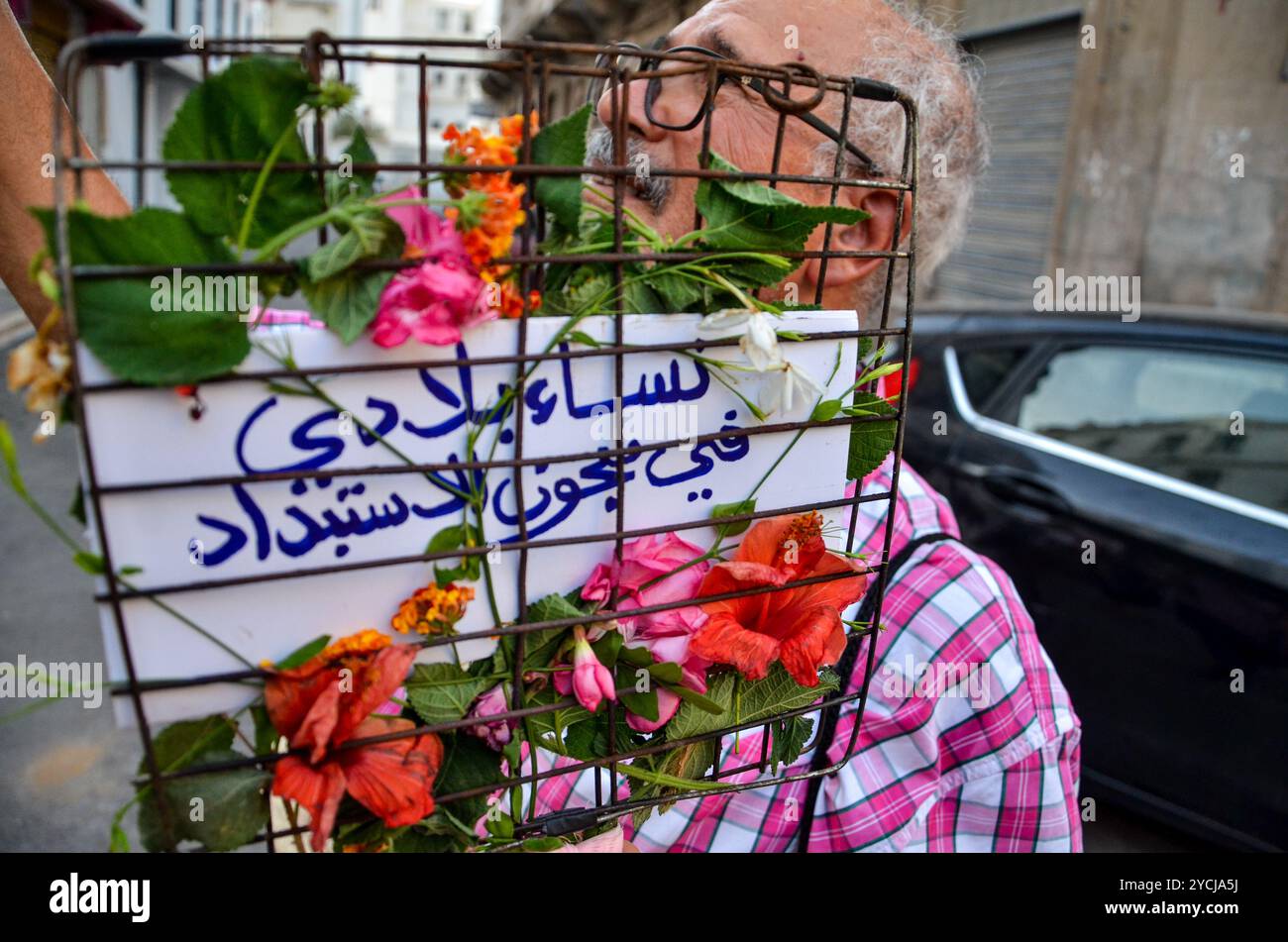 Tunisi, Tunisia. 13 agosto 2024. Le donne scendono in piazza a Tunisi alzando striscioni e gridando slogan contro la repressione politica in occasione della giornata nazionale della donna. La manifestazione è stata organizzata da gruppi femministi indipendenti tunisini per chiedere il rilascio immediato di tutte le donne imprigionate per le loro attività nella sfera pubblica. La Tunisia celebra la giornata nazionale della donna ogni anno il 13 agosto Foto Stock