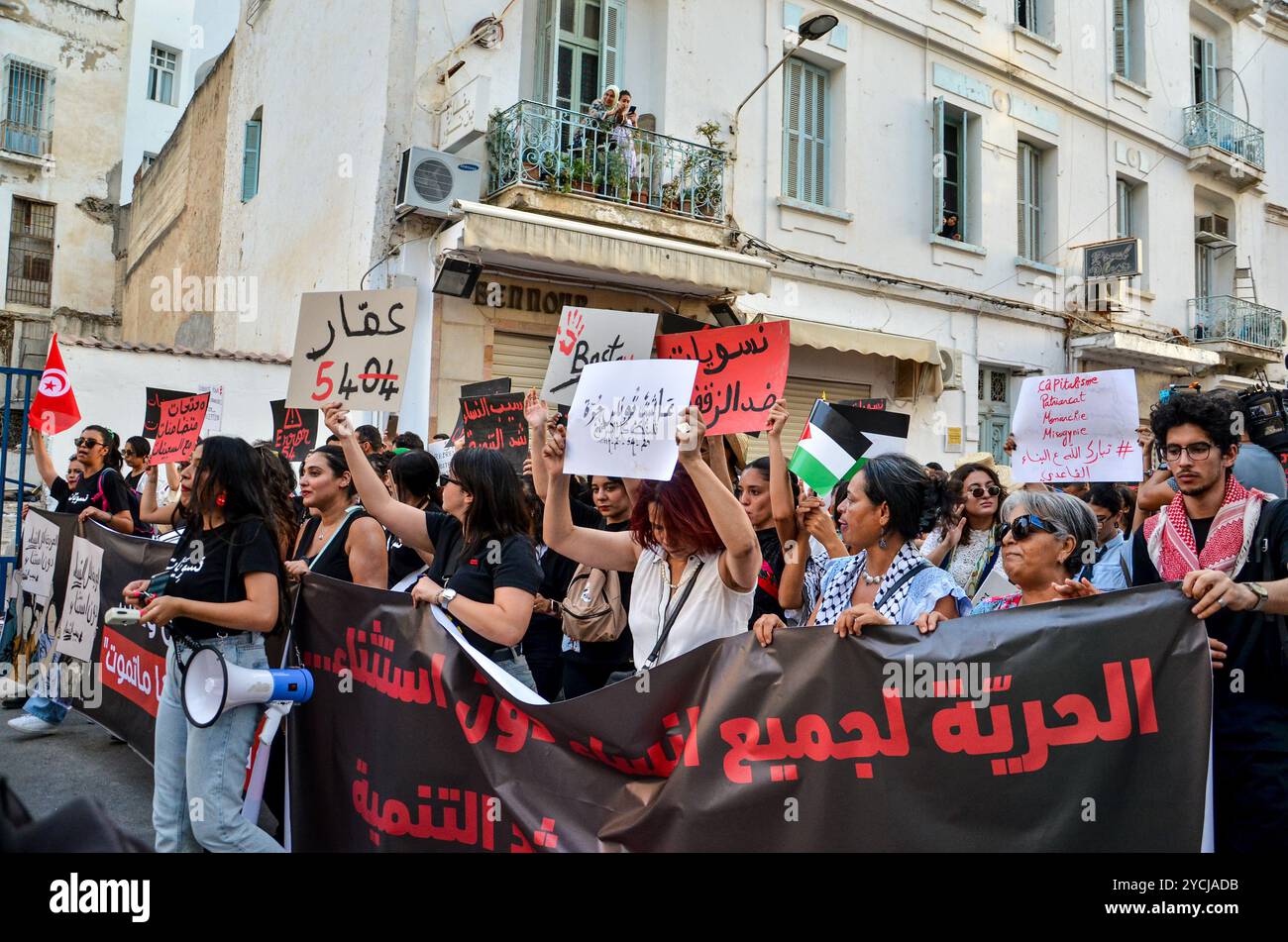 Tunisi, Tunisia. 13 agosto 2024. Le donne scendono in piazza a Tunisi alzando striscioni e gridando slogan contro la repressione politica in occasione della giornata nazionale della donna. La manifestazione è stata organizzata da gruppi femministi indipendenti tunisini per chiedere il rilascio immediato di tutte le donne imprigionate per le loro attività nella sfera pubblica. La Tunisia celebra la giornata nazionale della donna ogni anno il 13 agosto Foto Stock