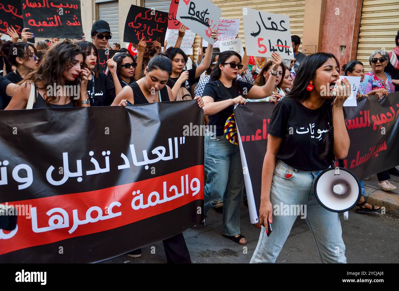 Tunisi, Tunisia. 13 agosto 2024. Le donne scendono in piazza a Tunisi alzando striscioni e gridando slogan contro la repressione politica in occasione della giornata nazionale della donna. La manifestazione è stata organizzata da gruppi femministi indipendenti tunisini per chiedere il rilascio immediato di tutte le donne imprigionate per le loro attività nella sfera pubblica. La Tunisia celebra la giornata nazionale della donna ogni anno il 13 agosto Foto Stock
