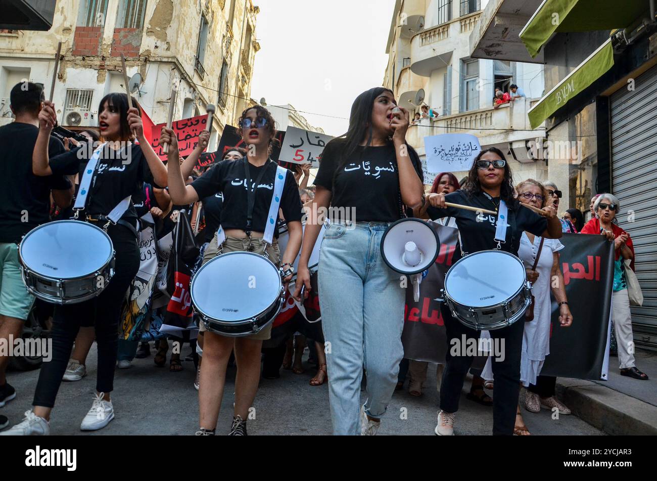 Tunisi, Tunisia. 13 agosto 2024. Le donne scendono in piazza a Tunisi alzando striscioni e gridando slogan contro la repressione politica in occasione della giornata nazionale della donna. La manifestazione è stata organizzata da gruppi femministi indipendenti tunisini per chiedere il rilascio immediato di tutte le donne imprigionate per le loro attività nella sfera pubblica. La Tunisia celebra la giornata nazionale della donna ogni anno il 13 agosto Foto Stock