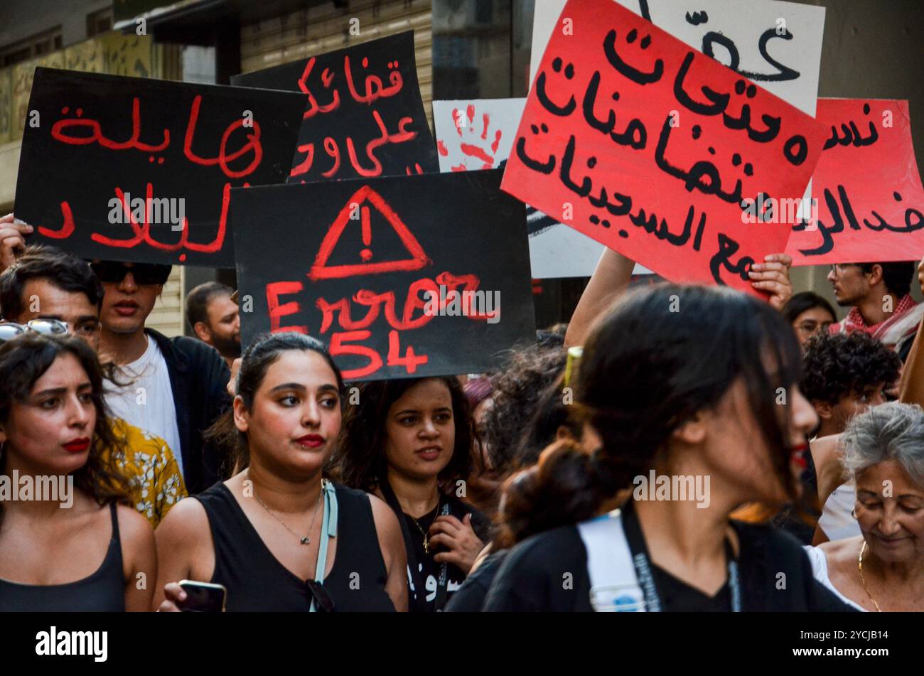Tunisi, Tunisia. 13 agosto 2024. Le donne scendono in piazza a Tunisi alzando striscioni e gridando slogan contro la repressione politica in occasione della giornata nazionale della donna. La manifestazione è stata organizzata da gruppi femministi indipendenti tunisini per chiedere il rilascio immediato di tutte le donne imprigionate per le loro attività nella sfera pubblica. La Tunisia celebra la giornata nazionale della donna ogni anno il 13 agosto Foto Stock