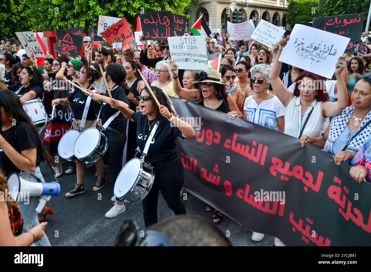Tunisi, Tunisia. 13 agosto 2024. Le donne scendono in piazza a Tunisi alzando striscioni e gridando slogan contro la repressione politica in occasione della giornata nazionale della donna. La manifestazione è stata organizzata da gruppi femministi indipendenti tunisini per chiedere il rilascio immediato di tutte le donne imprigionate per le loro attività nella sfera pubblica. La Tunisia celebra la giornata nazionale della donna ogni anno il 13 agosto Foto Stock