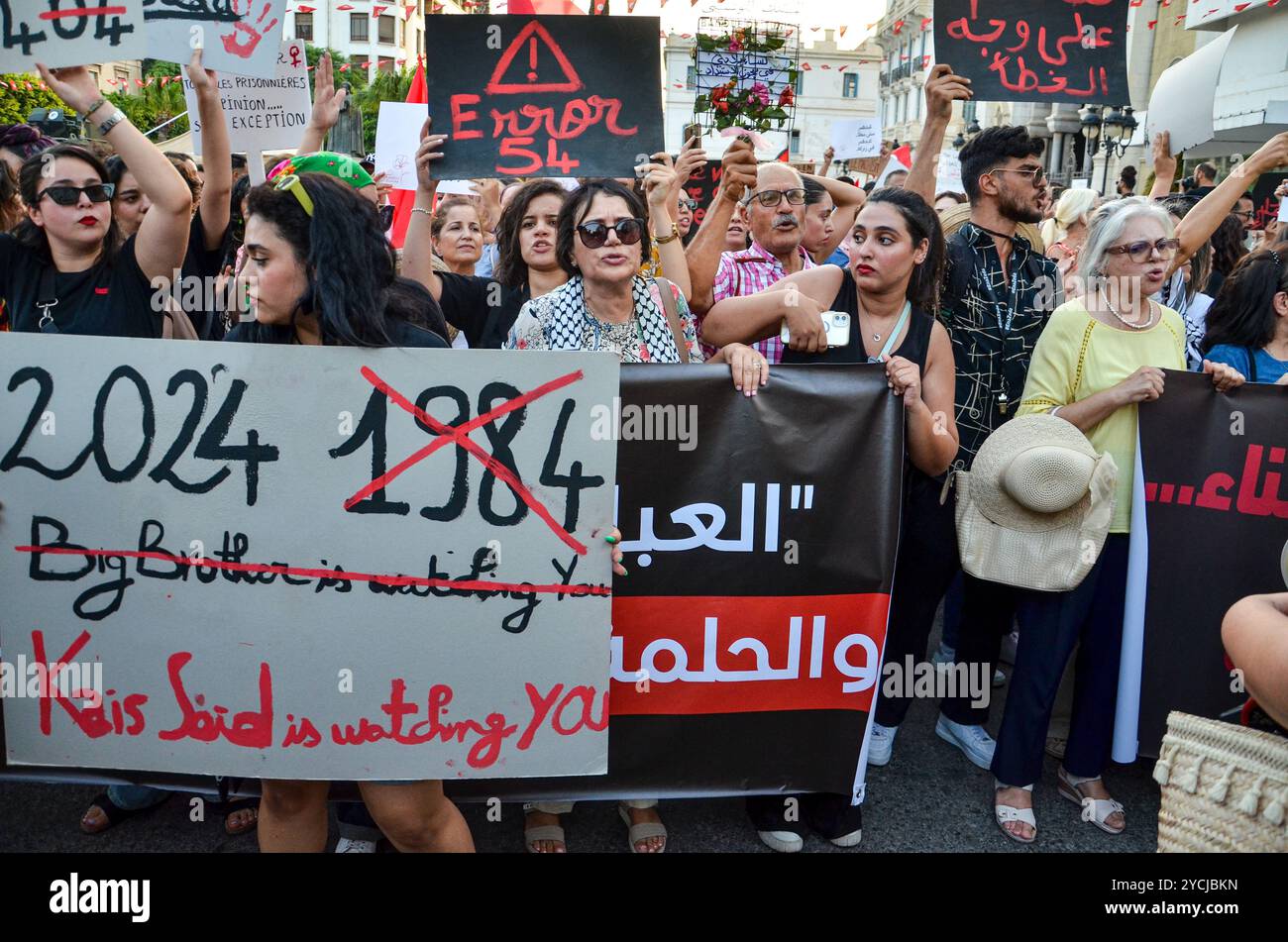 Tunisi, Tunisia. 13 agosto 2024. Le donne scendono in piazza a Tunisi alzando striscioni e gridando slogan contro la repressione politica in occasione della giornata nazionale della donna. La manifestazione è stata organizzata da gruppi femministi indipendenti tunisini per chiedere il rilascio immediato di tutte le donne imprigionate per le loro attività nella sfera pubblica. La Tunisia celebra la giornata nazionale della donna ogni anno il 13 agosto Foto Stock