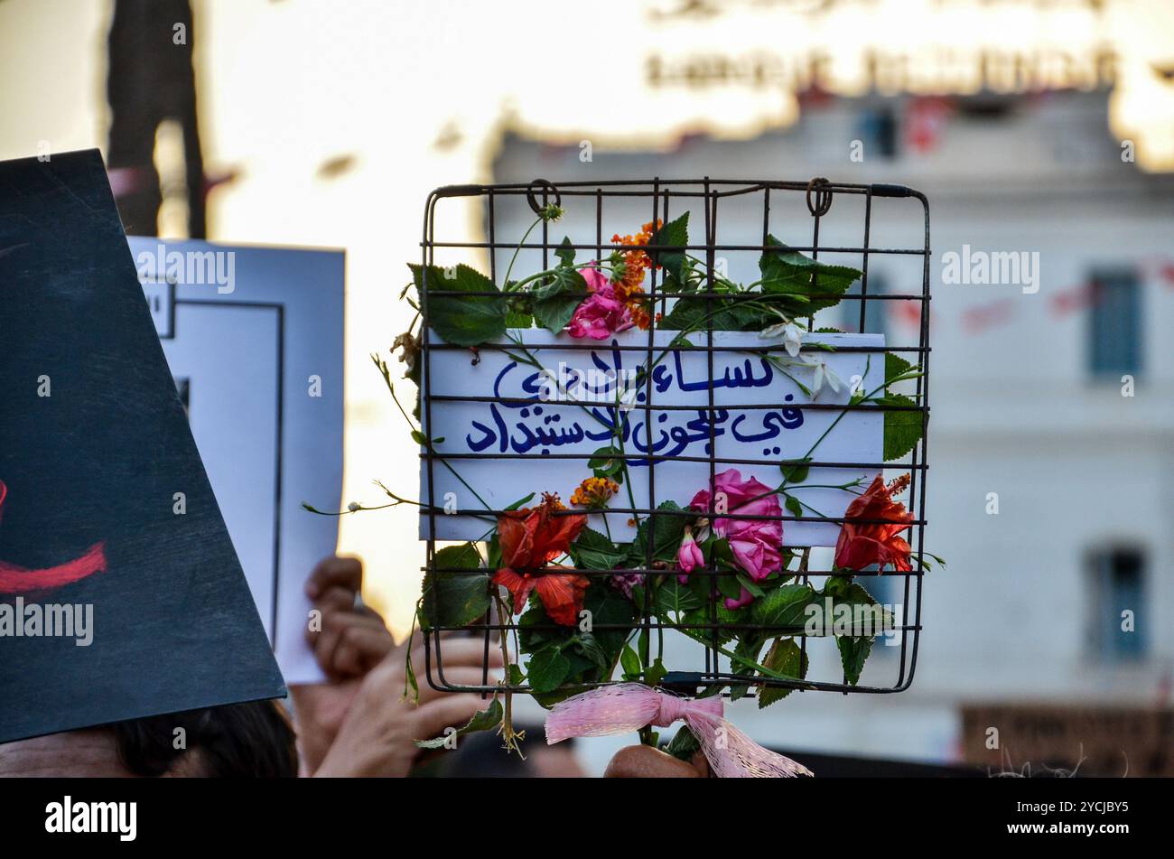 Tunisi, Tunisia. 13 agosto 2024. Le donne scendono in piazza a Tunisi alzando striscioni e gridando slogan contro la repressione politica in occasione della giornata nazionale della donna. La manifestazione è stata organizzata da gruppi femministi indipendenti tunisini per chiedere il rilascio immediato di tutte le donne imprigionate per le loro attività nella sfera pubblica. La Tunisia celebra la giornata nazionale della donna ogni anno il 13 agosto Foto Stock