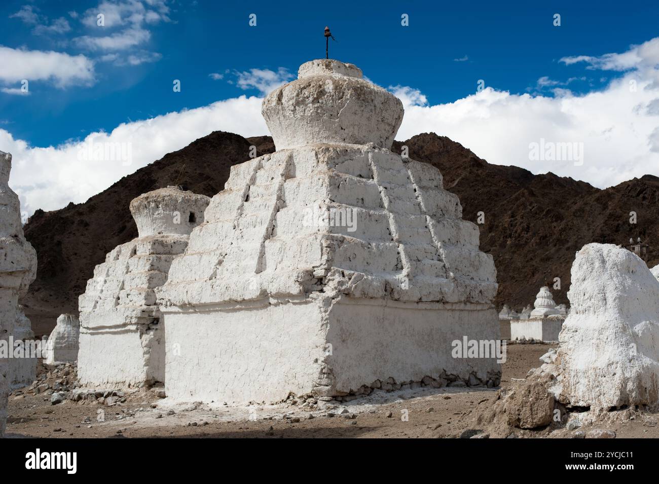 Stupa buddisti chorten ( ) al di sopra dell Himalaya alta montagna paesaggio con nuvoloso cielo blu India, Ladakh Leh valley Foto Stock