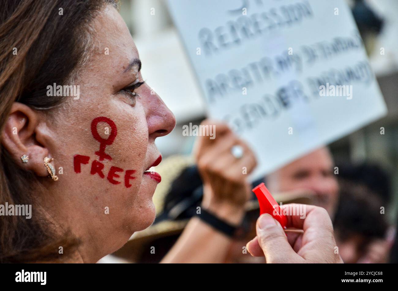 Tunisi, Tunisia. 13 agosto 2024. Le donne scendono in piazza a Tunisi alzando striscioni e gridando slogan contro la repressione politica in occasione della giornata nazionale della donna. La manifestazione è stata organizzata da gruppi femministi indipendenti tunisini per chiedere il rilascio immediato di tutte le donne imprigionate per le loro attività nella sfera pubblica. La Tunisia celebra la giornata nazionale della donna ogni anno il 13 agosto Foto Stock