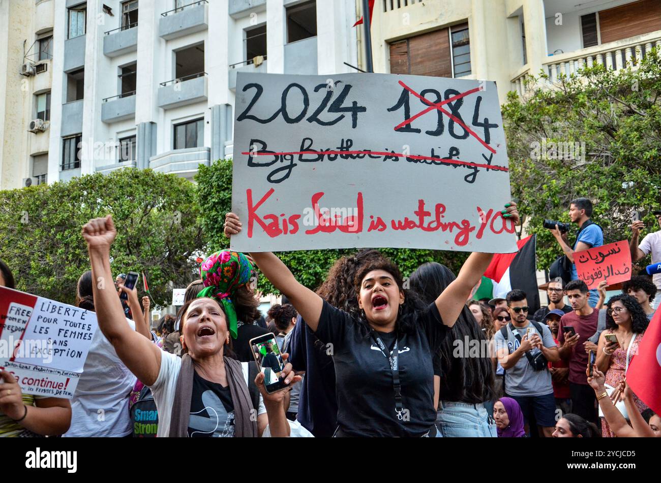 Tunisi, Tunisia. 13 agosto 2024. Le donne scendono in piazza a Tunisi alzando striscioni e gridando slogan contro la repressione politica in occasione della giornata nazionale della donna. La manifestazione è stata organizzata da gruppi femministi indipendenti tunisini per chiedere il rilascio immediato di tutte le donne imprigionate per le loro attività nella sfera pubblica. La Tunisia celebra la giornata nazionale della donna ogni anno il 13 agosto Foto Stock