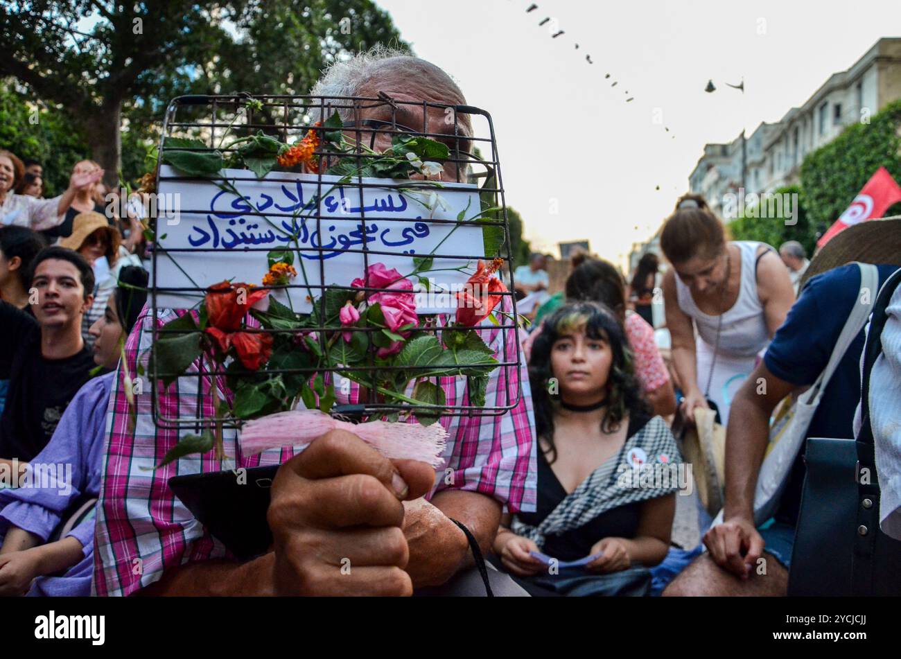 Tunisi, Tunisia. 13 agosto 2024. Le donne scendono in piazza a Tunisi alzando striscioni e gridando slogan contro la repressione politica in occasione della giornata nazionale della donna. La manifestazione è stata organizzata da gruppi femministi indipendenti tunisini per chiedere il rilascio immediato di tutte le donne imprigionate per le loro attività nella sfera pubblica. La Tunisia celebra la giornata nazionale della donna ogni anno il 13 agosto Foto Stock