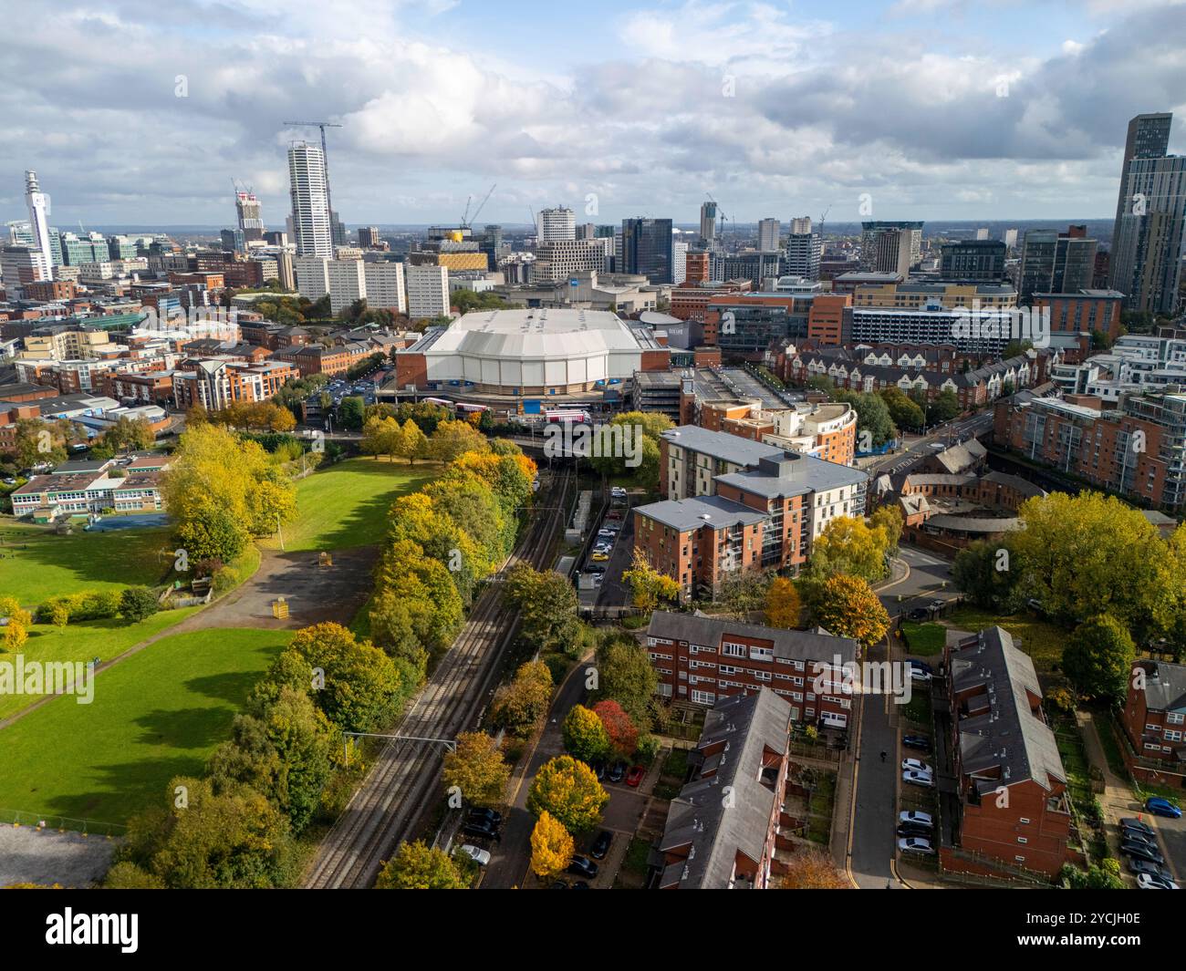 Immagine aerea dello skyline di Birmingham con l'Utilita Arena Foto Stock