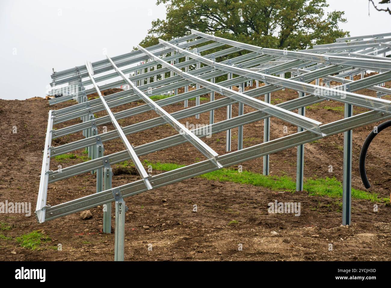 Neubau einer Photovoltaikanlage Neubau einer PV-Anlage auf der Grünen Wiese a Oberbayern *** nuova costruzione di un impianto fotovoltaico nuovo costrutt Foto Stock