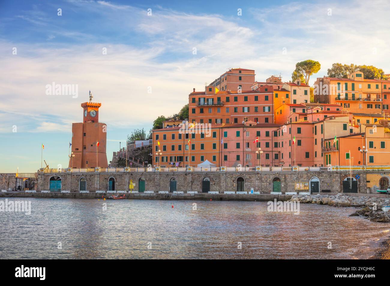 Isola d'Elba, skyline del villaggio di Rio Marina e faro. Provincia di Livorno, regione Toscana, Italia Foto Stock