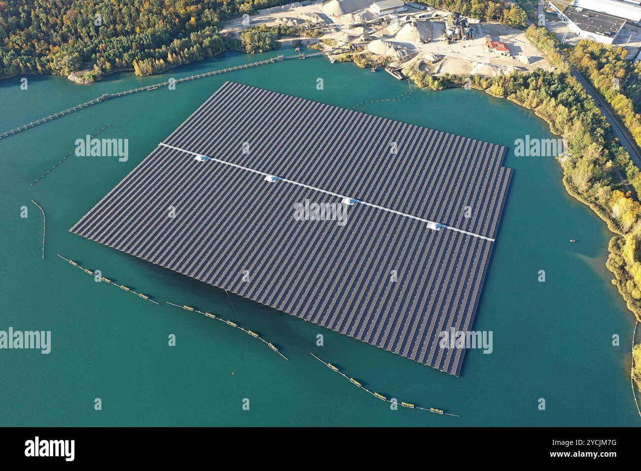 23.10.2024 Energieausbau Schwimmende Solaranlage auf dem Philippsee bei Bad Schönborm nel Baden. Die acht Hektar große Anlage ist die bundesweit größte und leistungsfähigste Dieser Art. 27000 Module sorgen für eine installierte Leistung von 15 Megawatt. Pro Jahr sollen damit, laut dem Betreiber Nexentury aus Starnberg, künftig 16 Millionen Kilowattstunden erzeugt werden. Bad Schönborn Philippsee Baden Württemberg Deutschland *** 23 10 2024 espansione energetica centrale solare galleggiante sul lago Philippsee vicino a Bad Schönborm nel Baden l'impianto di otto ettari è il più grande e potente del suo genere in Foto Stock