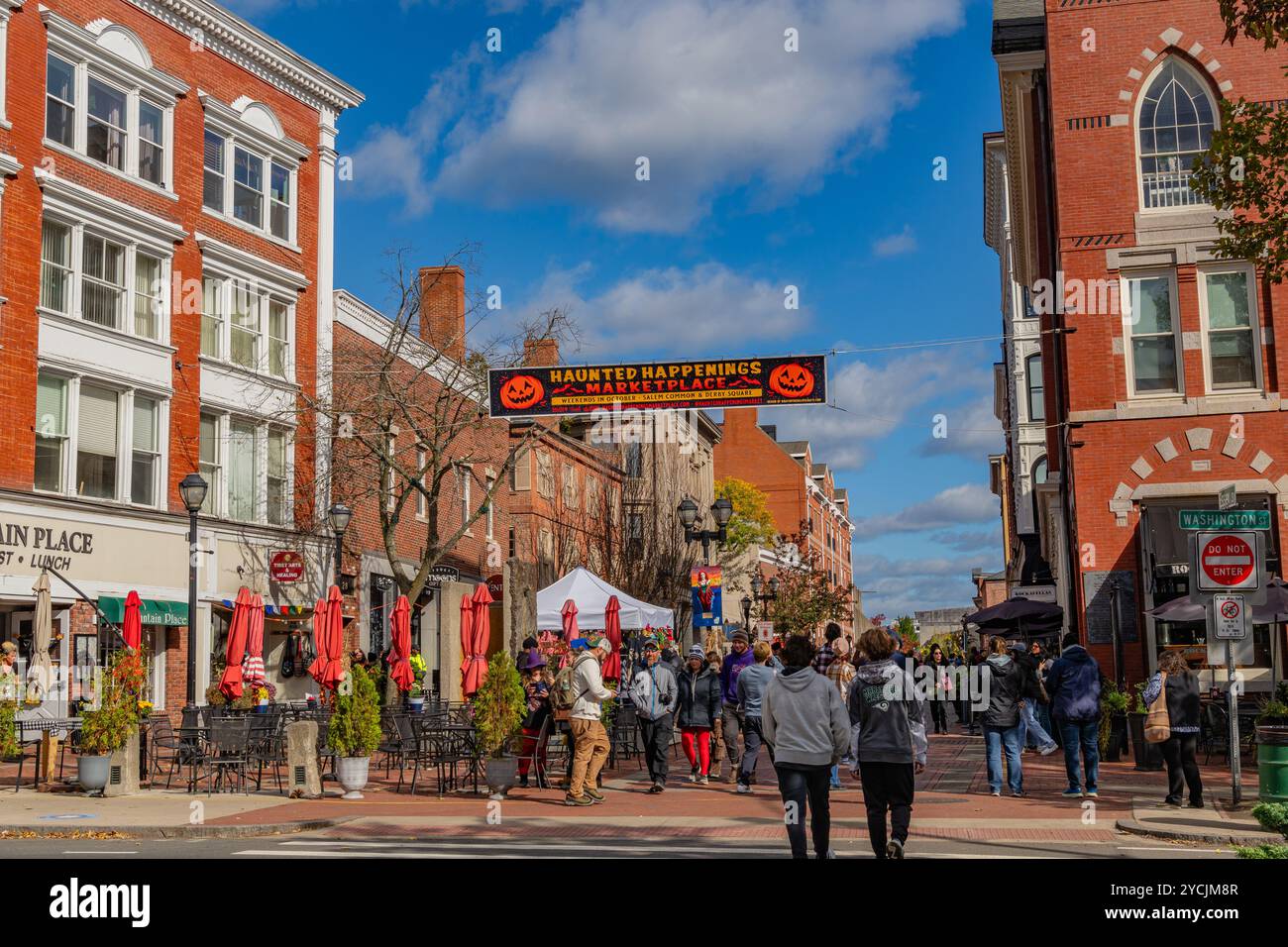 Salem, Massachusetts, USA-21 ottobre 2024: Persone in visita all'evento annuale Halloween Haunted Happenings che si tiene a ottobre. Foto Stock