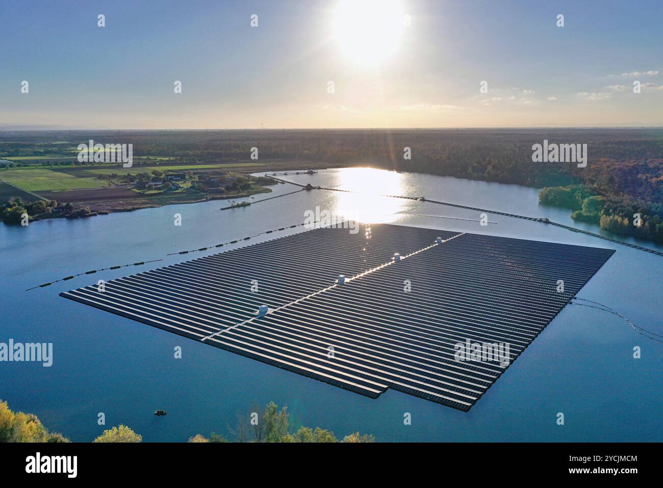 23.10.2024 Energieausbau Schwimmende Solaranlage auf dem Philippsee bei Bad Schönborm nel Baden. Die acht Hektar große Anlage ist die bundesweit größte und leistungsfähigste Dieser Art. 27000 Module sorgen für eine installierte Leistung von 15 Megawatt. Pro Jahr sollen damit, laut dem Betreiber Nexentury aus Starnberg, künftig 16 Millionen Kilowattstunden erzeugt werden. Bad Schönborn Philippsee Baden Württemberg Deutschland *** 23 10 2024 espansione energetica centrale solare galleggiante sul lago Philippsee vicino a Bad Schönborm nel Baden l'impianto di otto ettari è il più grande e potente del suo genere in Foto Stock