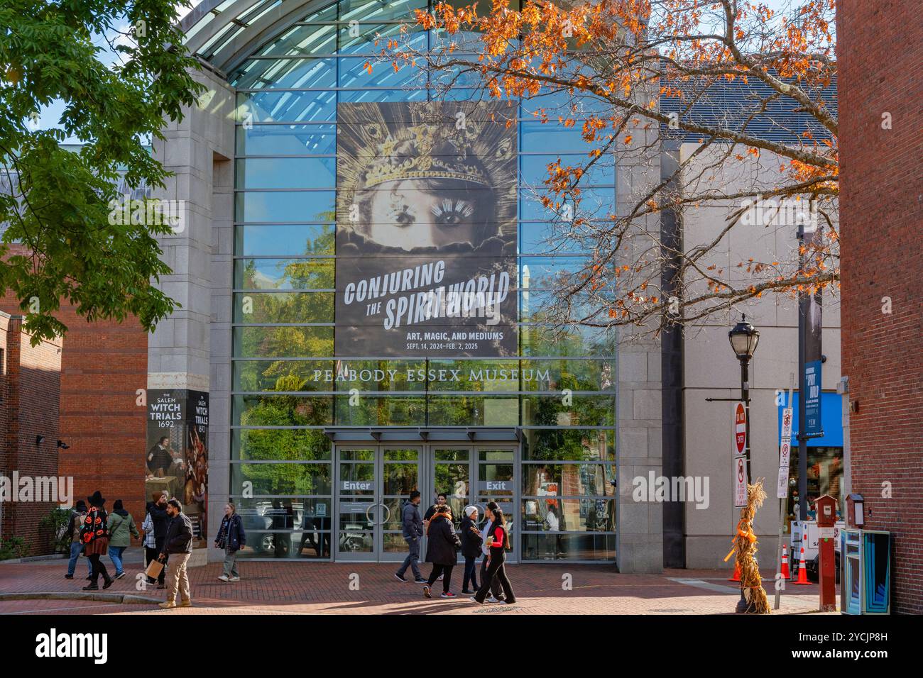 Salem, Massachusetts, Stati Uniti - 21 ottobre 2024: Persone che camminano presso il Peabody Essex Museum durante l'evento annuale Halloween Haunted Happenings che si tiene a ottobre. Foto Stock