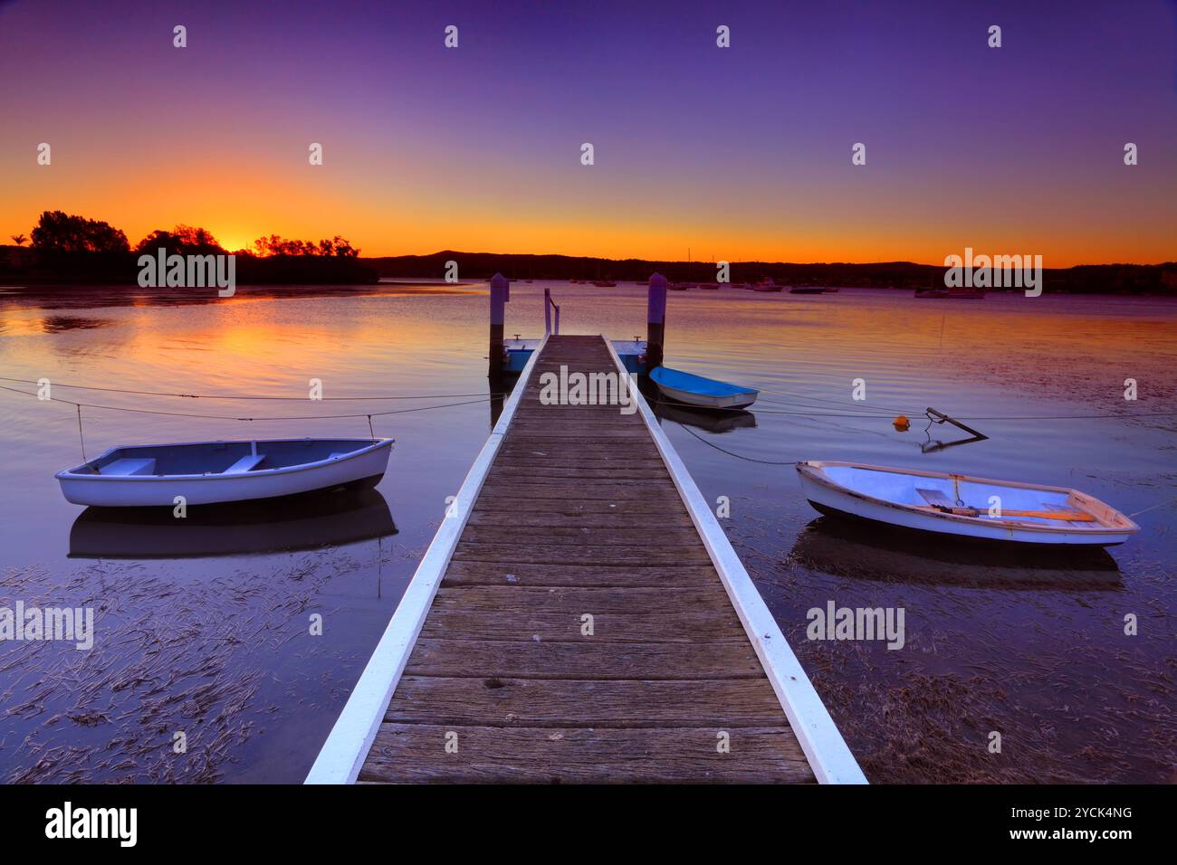 Sunset ormeggi e molo in una piccola insenatura Australia Foto Stock