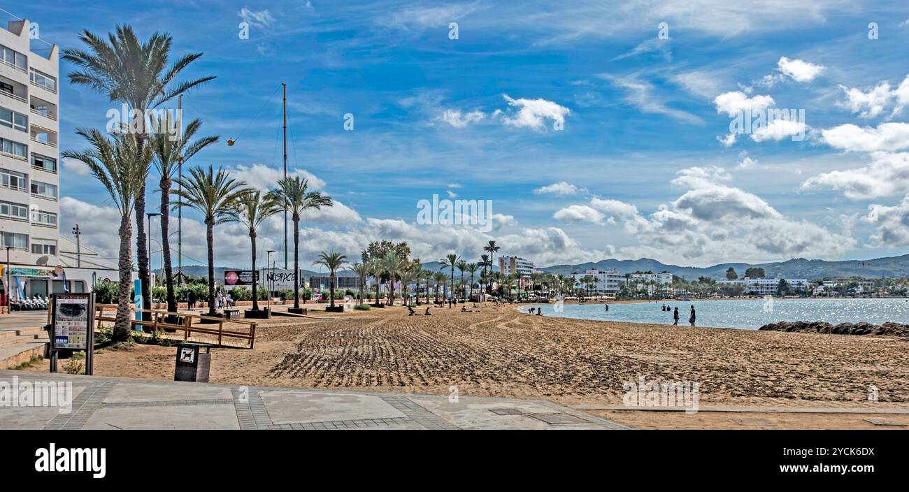 La spiaggia di San Antonio, Ibiza, Spagna. La capitale mondiale della discoteca!! Foto Stock