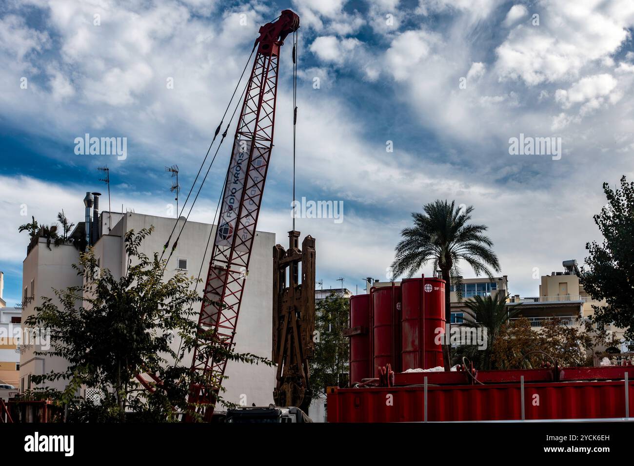 Una grande gru solleva attrezzature per frantumare la pietra in un cantiere di Ibiza, Spagna. Foto Stock