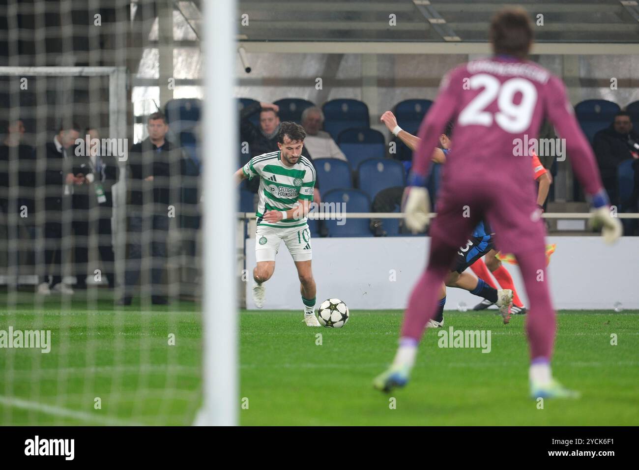 Bergamo, Italia. 23 ottobre 2024. Nicolas Kuhn del Celtic FC in azione durante la fase MD3 della UEFA Champions League 2024/2025 tra l'Atalanta BC e il Celtic FC allo stadio Gewiss il 23 ottobre 2024, Bergamo, Italia. Crediti: Roberto Tommasini/Alamy Live News Foto Stock