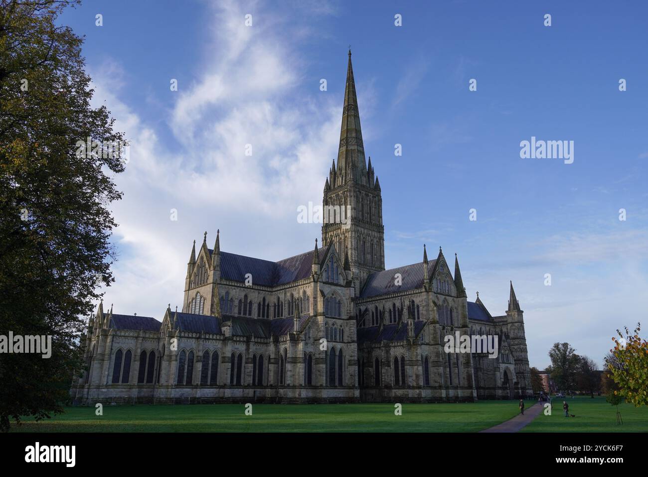 Bella cattedrale chiesa del XIII secolo nella città di Salisbury, Inghilterra. punto di riferimento religioso con alta guglia. Foto Stock