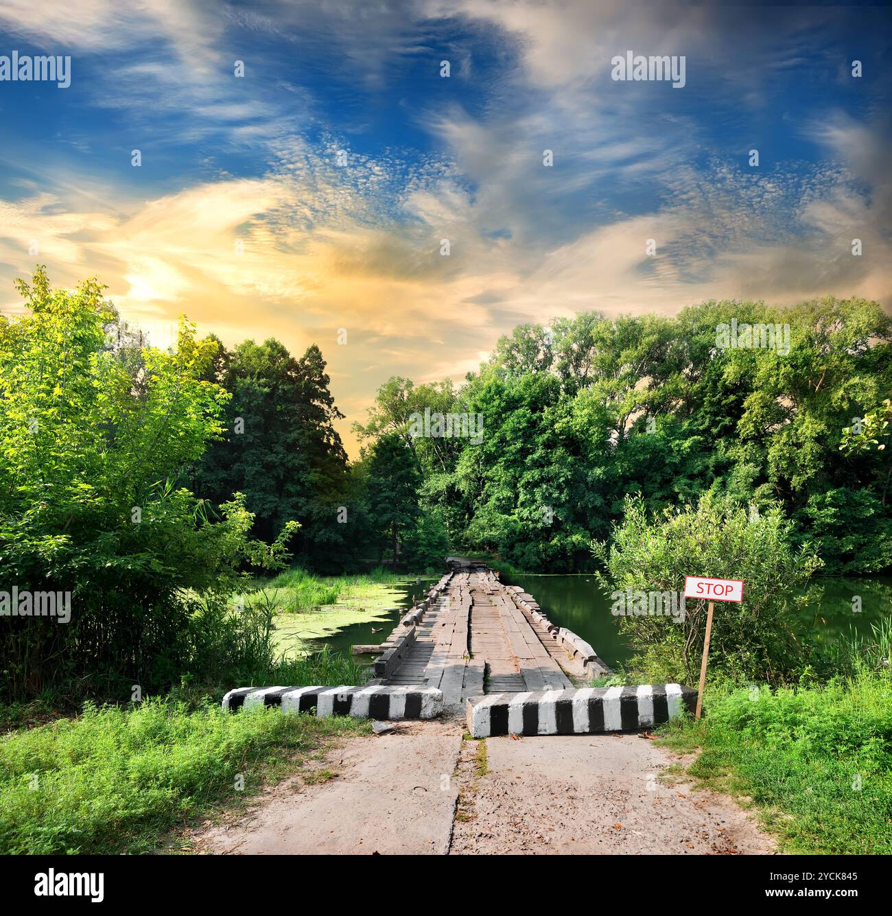 Il vecchio ponte sul fiume in campagna Foto Stock