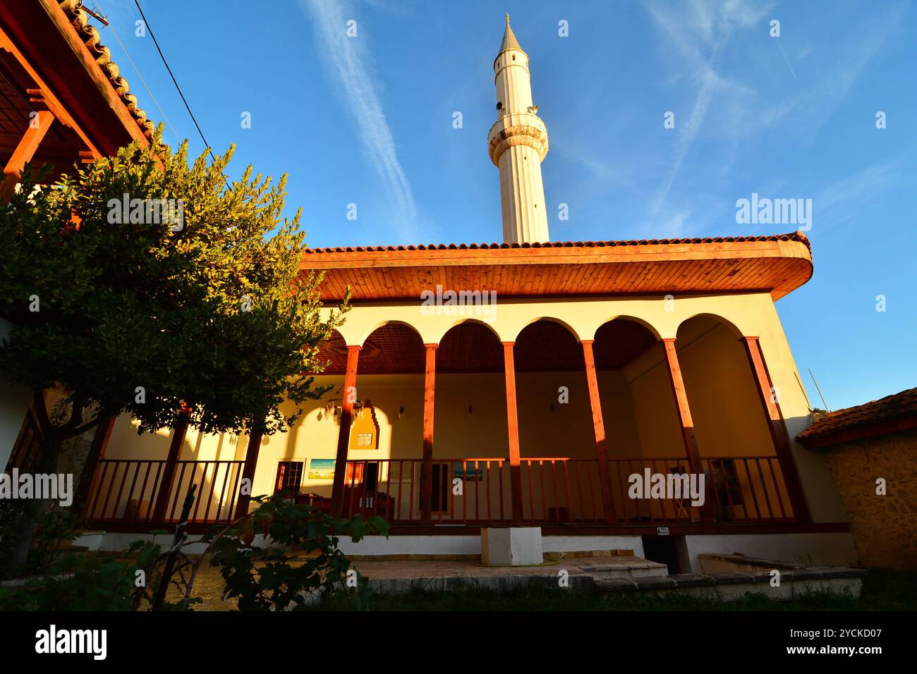 Una vista della storica moschea del Bazar nella storica città di Kruje, Albania Foto Stock