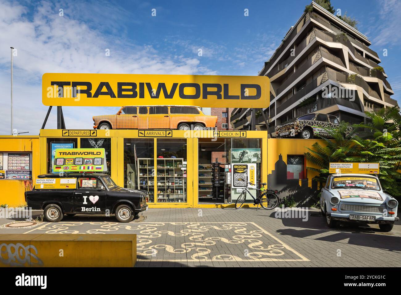 Trabi World, museo e attrazione turistica, escursioni e mostre in auto Trabant della Germania Est, Berlino, Germania Foto Stock