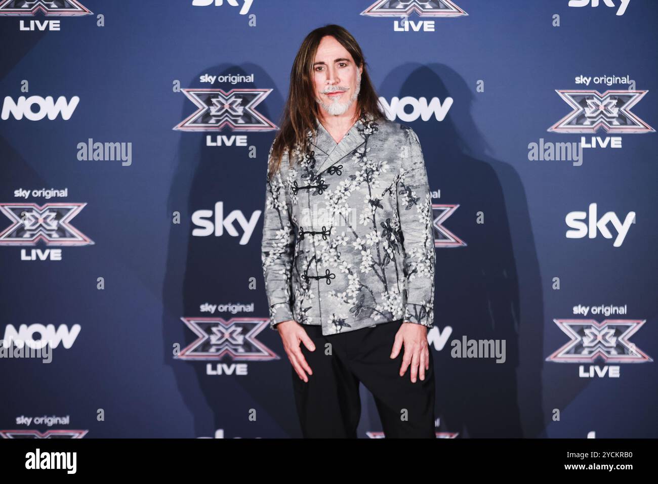 Milano, Italia. 22 ottobre 2024. Manuel Agnelli partecipa al photocall per la conferenza stampa di X Factor al Teatro Repower di Milano, Italia, il 22 ottobre 2024 (foto di Alessandro Bremec/NurPhoto). Crediti: NurPhoto SRL/Alamy Live News Foto Stock