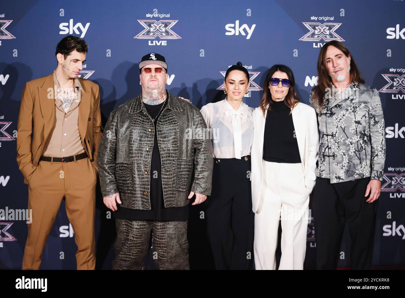 Milano, Italia. 22 ottobre 2024. Achille Lauro, Jake la Furia, Paola Iezzi, Giorgia e Manuel Agnelli partecipano al photocall per la conferenza stampa di X Factor al Teatro Repower di Milano, il 22 ottobre 2024 (foto di Alessandro Bremec/NurPhoto). Crediti: NurPhoto SRL/Alamy Live News Foto Stock