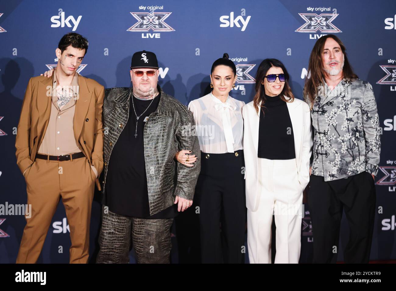 Milano, Italia. 22 ottobre 2024. Achille Lauro, Jake la Furia, Paola Iezzi, Giorgia e Manuel Agnelli partecipano al photocall per la conferenza stampa di X Factor al Teatro Repower di Milano, il 22 ottobre 2024 (foto di Alessandro Bremec/NurPhoto). Crediti: NurPhoto SRL/Alamy Live News Foto Stock