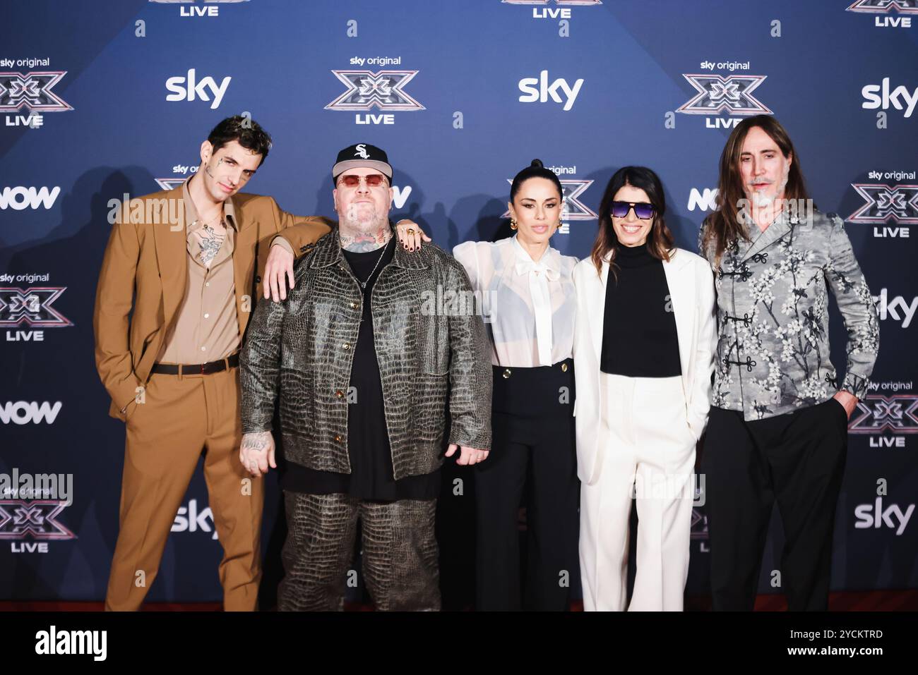 Milano, Italia. 22 ottobre 2024. Achille Lauro, Jake la Furia, Paola Iezzi, Giorgia e Manuel Agnelli partecipano al photocall per la conferenza stampa di X Factor al Teatro Repower di Milano, il 22 ottobre 2024 (foto di Alessandro Bremec/NurPhoto). Crediti: NurPhoto SRL/Alamy Live News Foto Stock