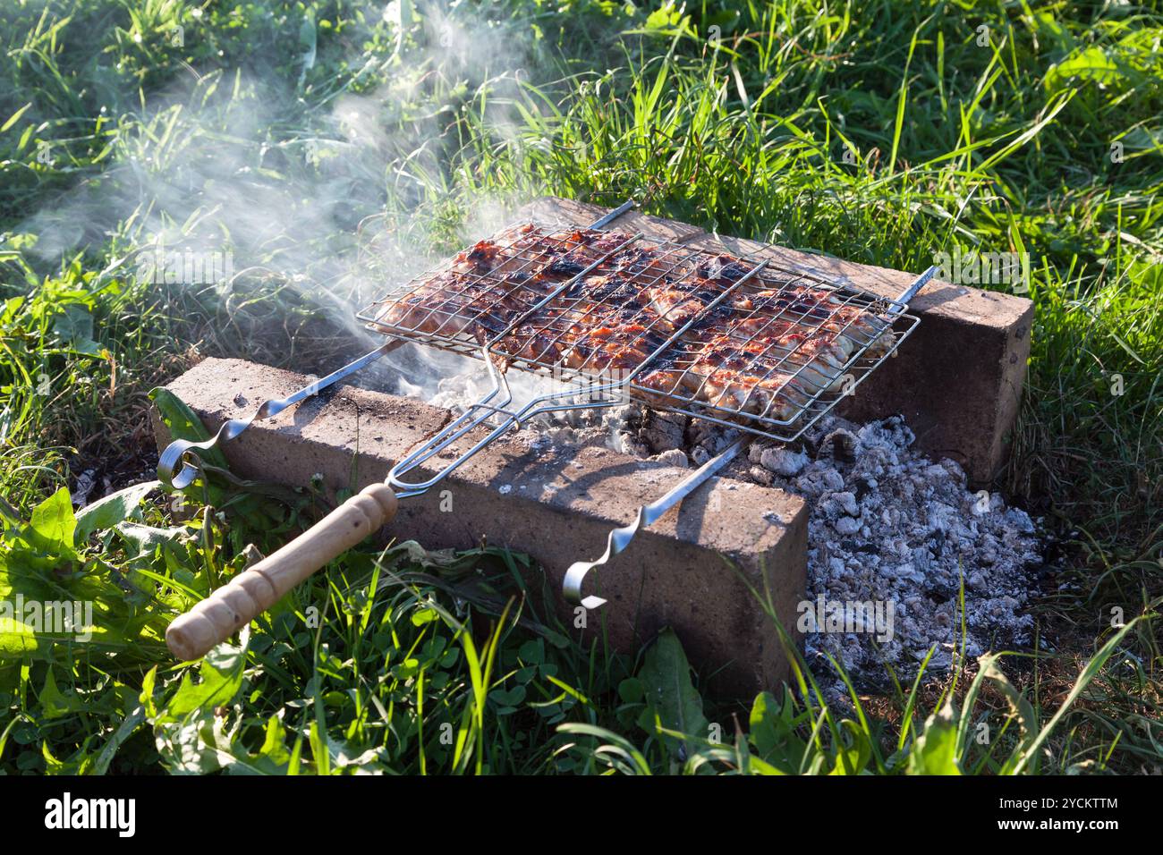 Grill Barbecue di fine settimana in estate Foto Stock