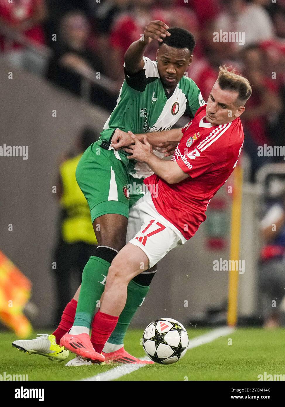 Lisbona, Portogallo. 23 ottobre 2024. Lisbona - Antoni Milambo di Feyenoord, Kerem Akturkoglu di SL Benfica durante il terzo round del nuovo format della UEFA Champions League 2024/2025. La partita è ambientata tra SL Benfica e Feyenoord all'Estadio da Luz il 23 ottobre 2024 a Lisbona, Portogallo. Credito: Foto Box to Box/Alamy Live News Foto Stock