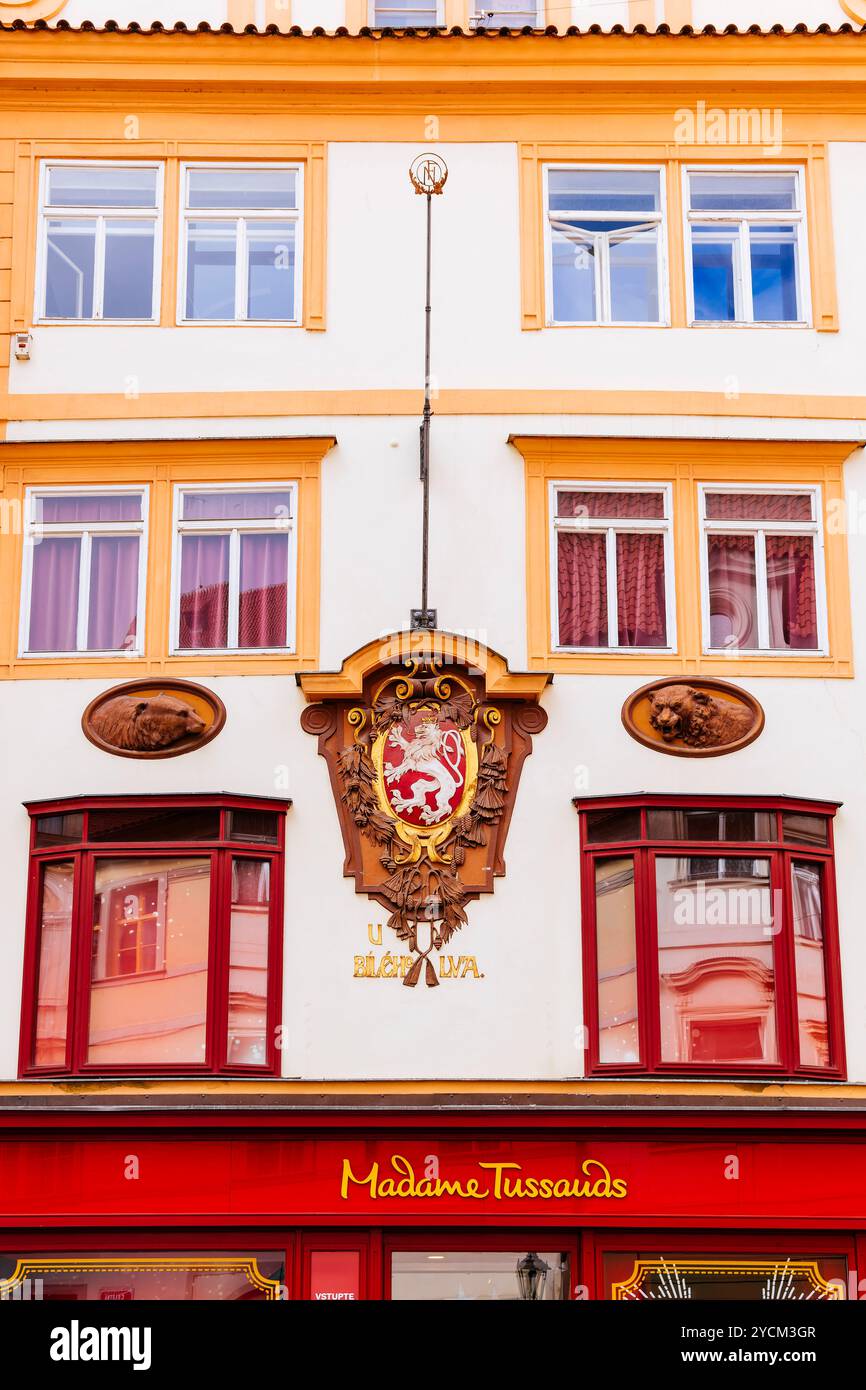 La facciata della Casa U Bílého lva, è la casa numero 555 nella città vecchia di Praga, in via Celetná. È protetto come monumento culturale della Repubblica Ceca Foto Stock