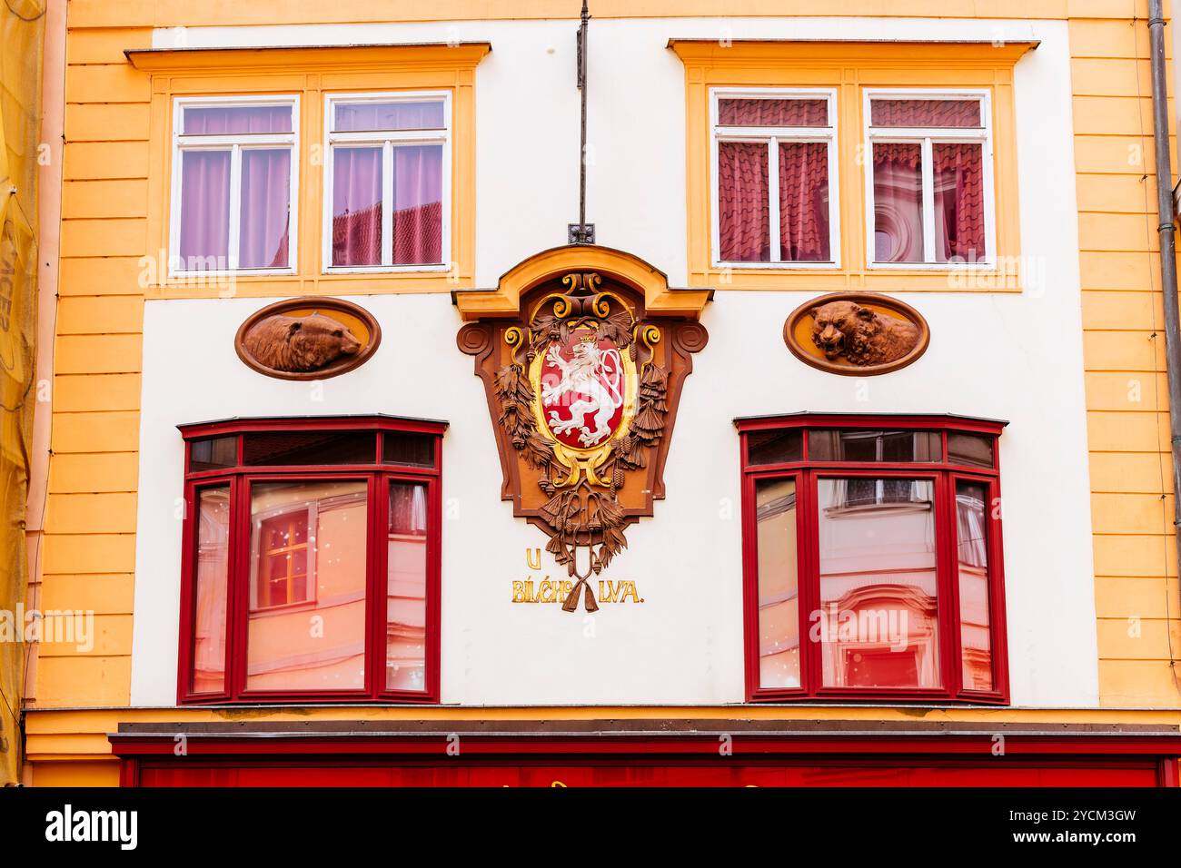 La facciata della Casa U Bílého lva, è la casa numero 555 nella città vecchia di Praga, in via Celetná. È protetto come monumento culturale della Repubblica Ceca Foto Stock